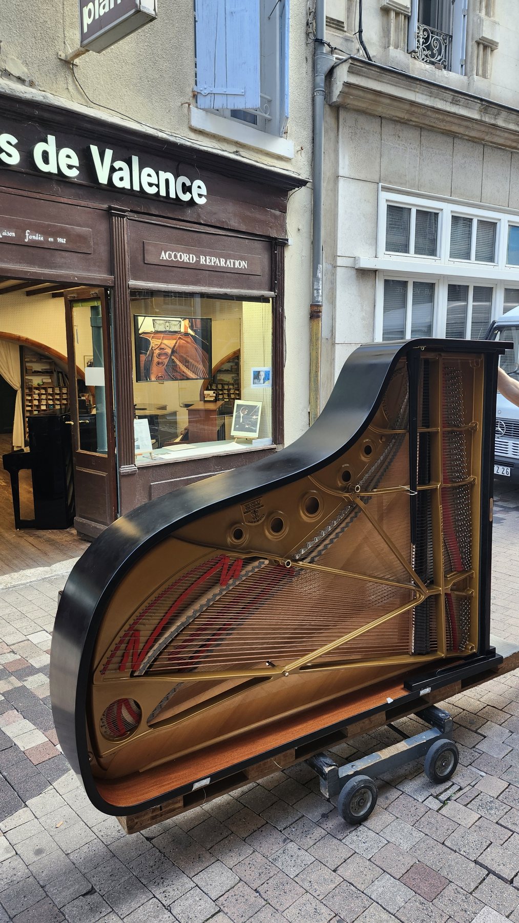 Transport d’un piano à queue sur chariot spécialisé